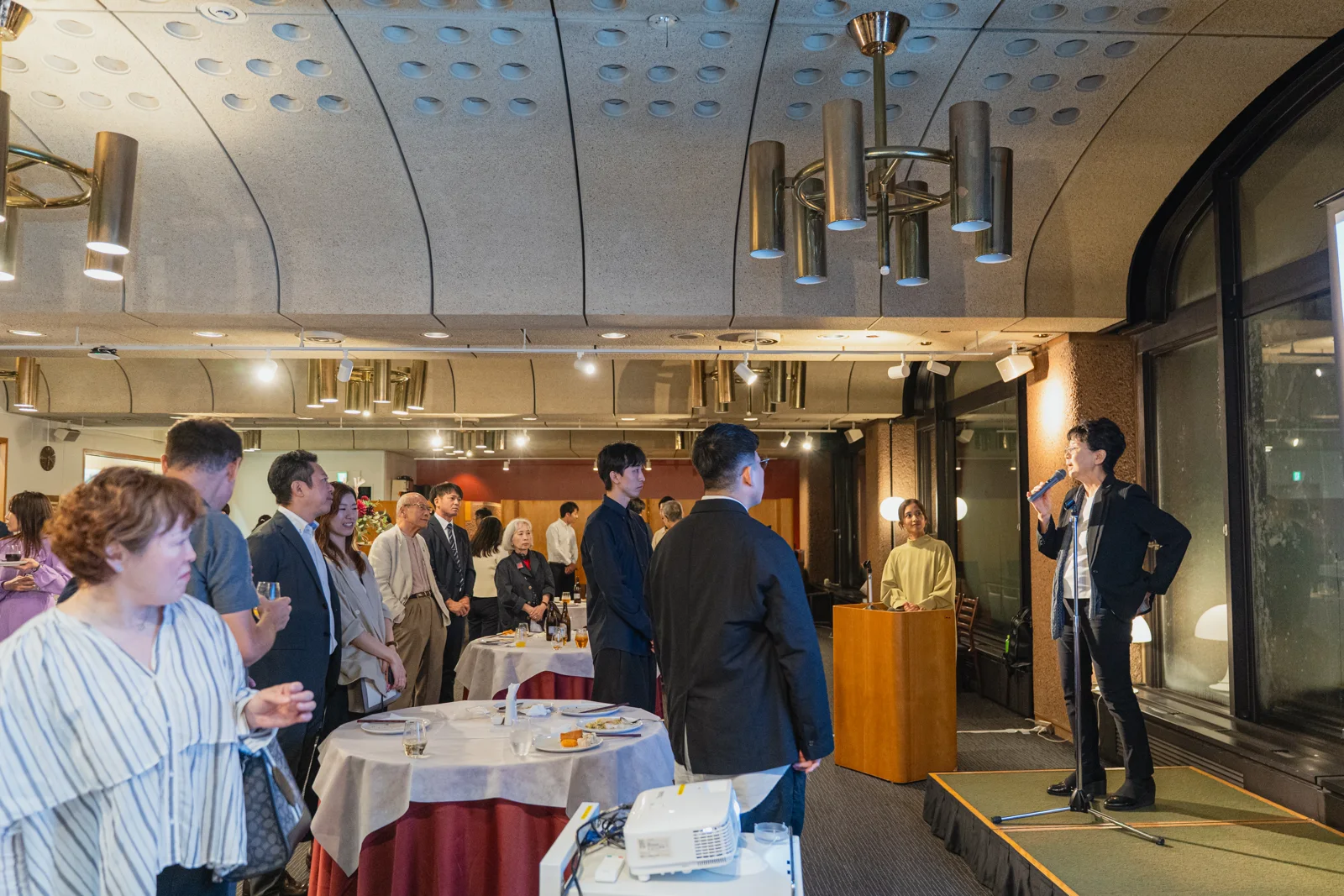 第2部・懇親会で交流する参加者の皆さま